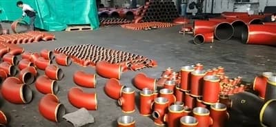 ІНДИВІДУАЛЬНІ ФІТИНГИ ДЛЯ ТРУБ, ВІДВАНТАЖЕНІ ДО ІНДОНЕЗІЇ, ПОФАРБОВАНІ В ЧЕРВОНИЙ КОЛІР.